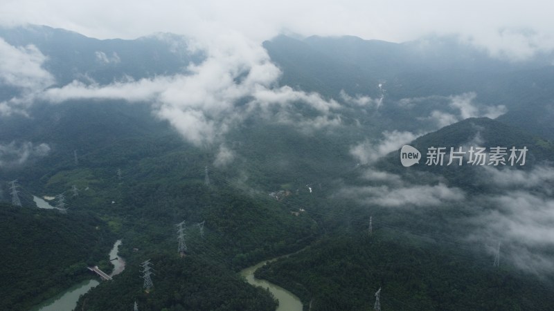 广东东莞：雨后银瓶山上空出现云海