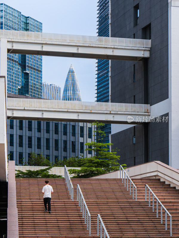 城市天际线下的现代简约建筑