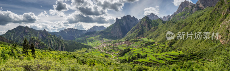 蓝天白云山峰