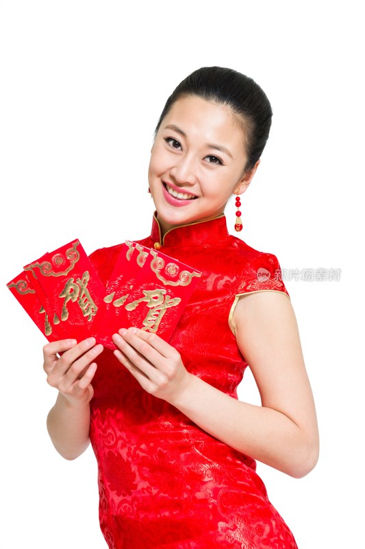 棚拍穿红色旗袍的年轻女人拿着红包