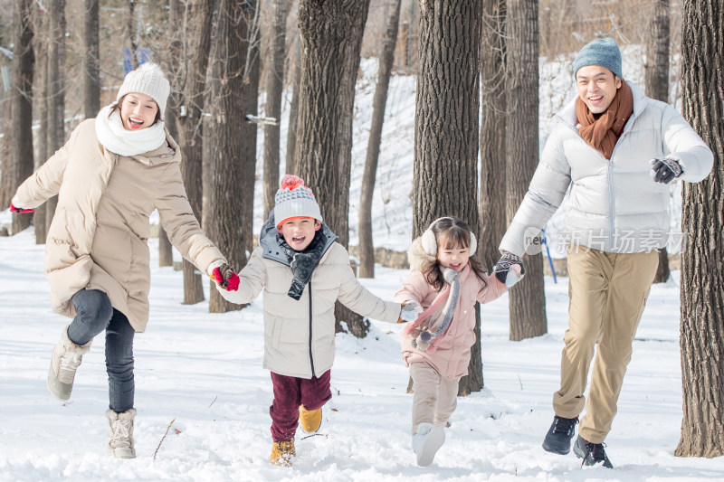 欢乐家庭在雪地里奔跑