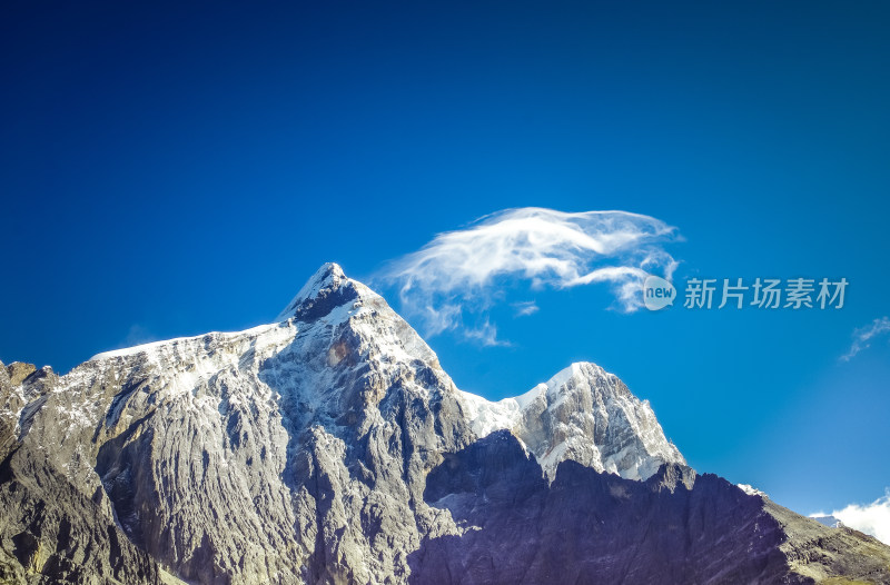 稻城亚丁宏伟雪山风景