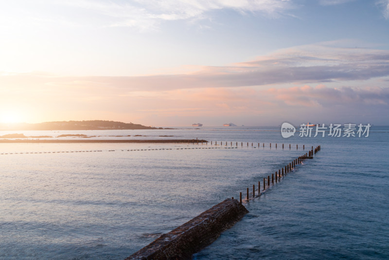 清晨中国山东青岛的海边栈道