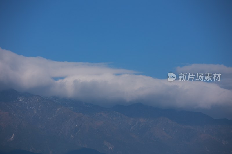 蓝天白云下的连绵山脉苍山洱海壮丽景象