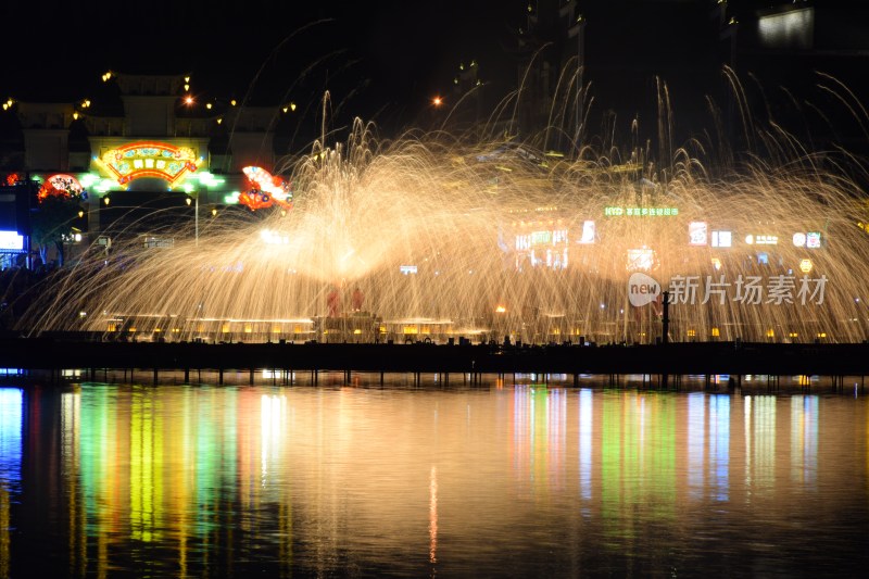 长沙铜官窑夜间湖边打铁花景观