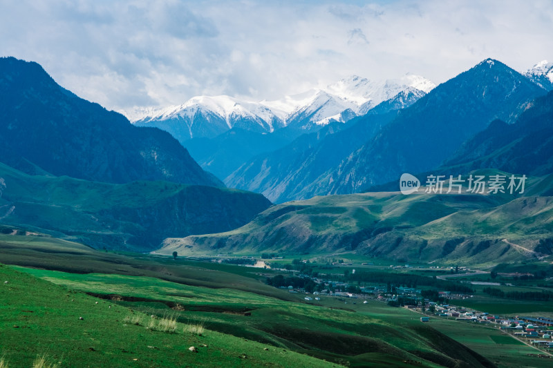新疆伊犁雪山下的草原和村庄