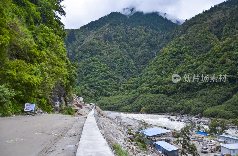 西藏318国道川藏公路通麦天险山谷自然景观