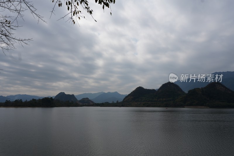 阴天的湖泊山水风景