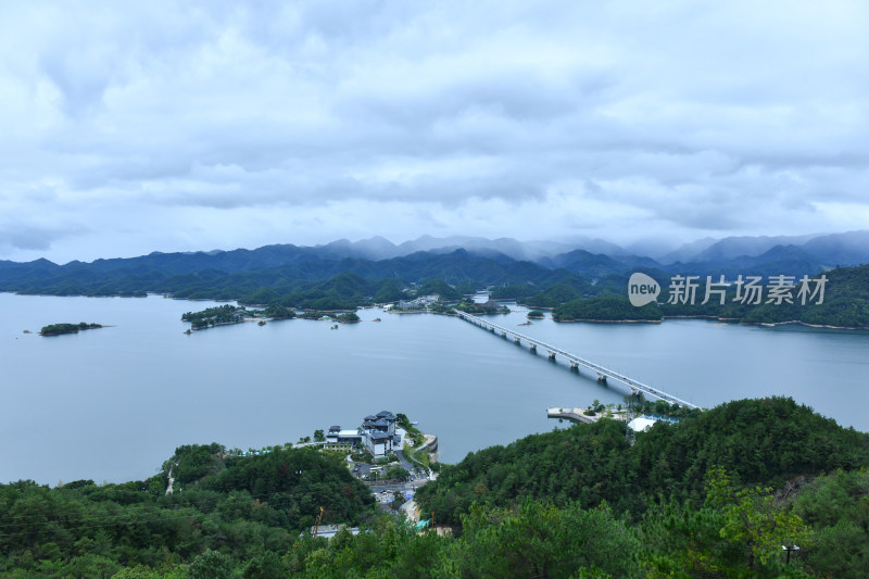 天屿山顶俯视千岛湖大桥，千岛湖自然风光