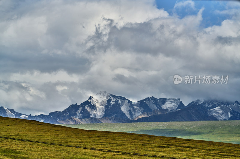 云雾中的天山山脉