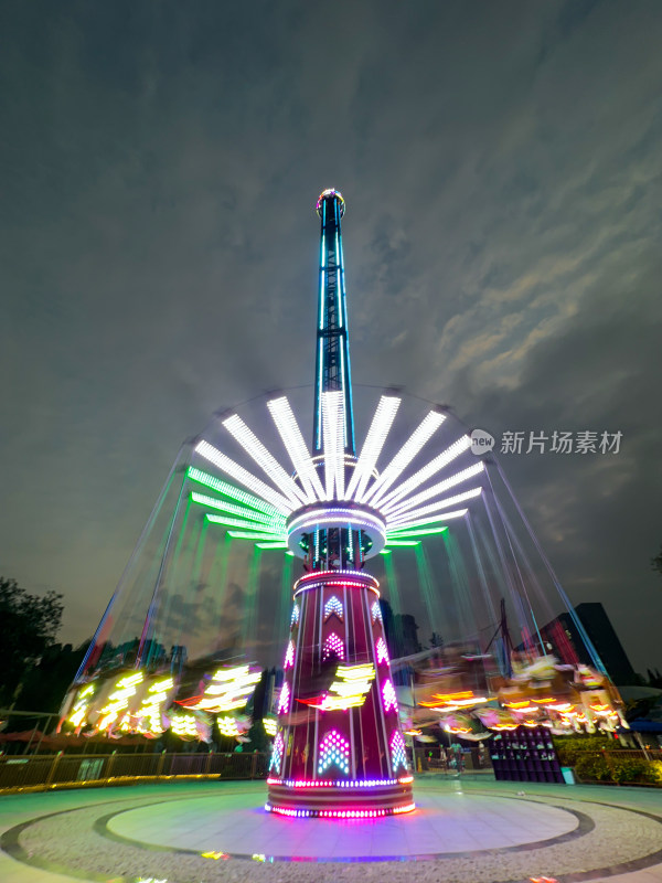 游乐园的高空秋千夜景