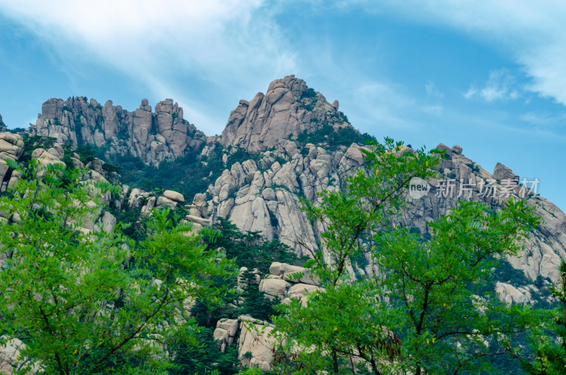 中国青岛崂山景区，山势雄伟