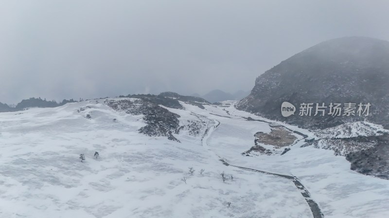 重庆酉阳：大雪纷飞赏雪忙