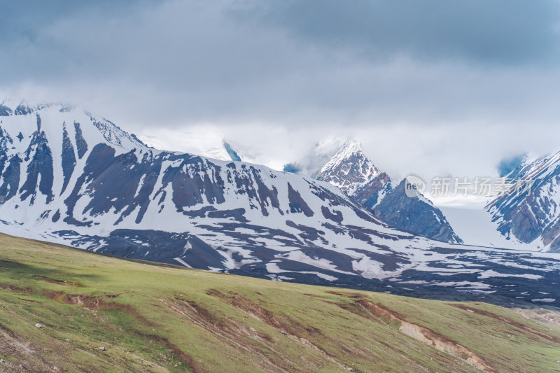 青海省果洛阿尼玛卿雪山与草地