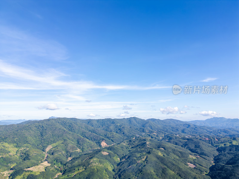 辽阔壮观的群山航拍全景