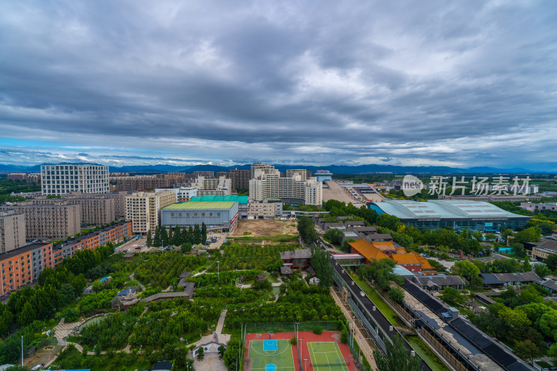 城市建筑群与绿地航拍全景