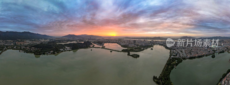 广东肇庆日出城市清晨航拍全景图