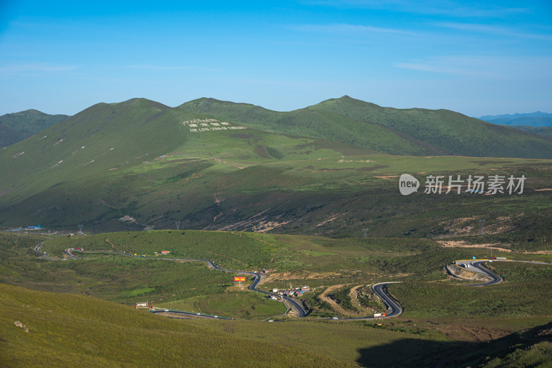 蜿蜒山路与巍峨山脉盘山公路上的壮丽景色