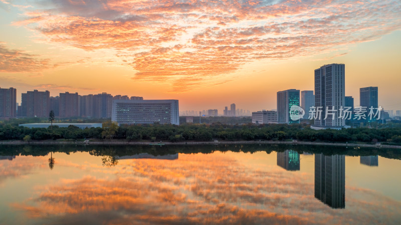 湖北武汉金银湖欧亚广场航天三江晚霞风光