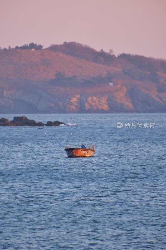 大连银沙滩黄昏日落时