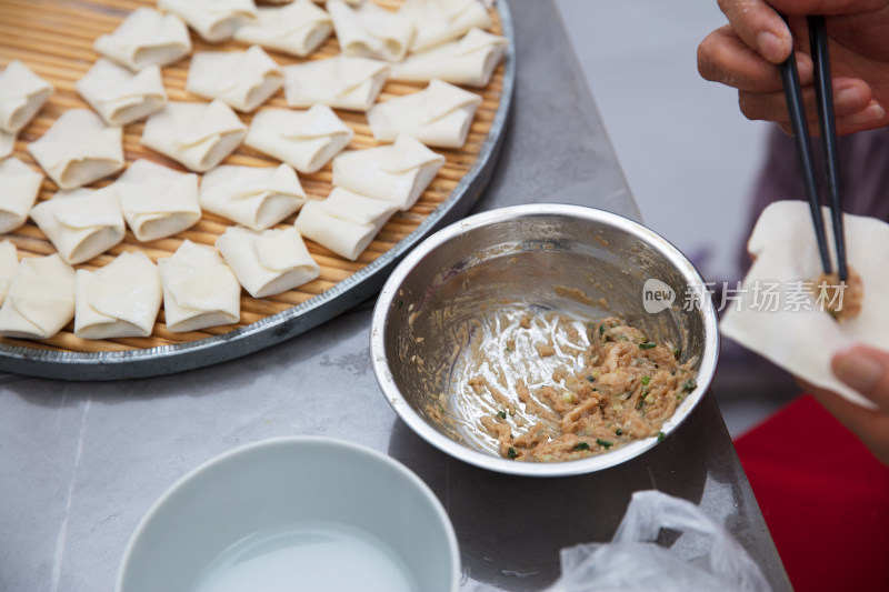 纯手工包制的中国美食馄饨