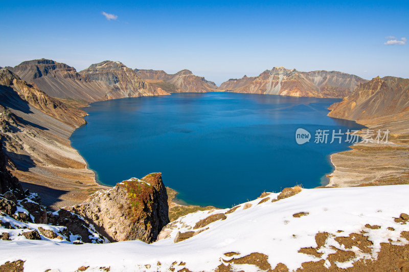 南坡拍摄雪后蓝天下的长白山天池火山湖全貌