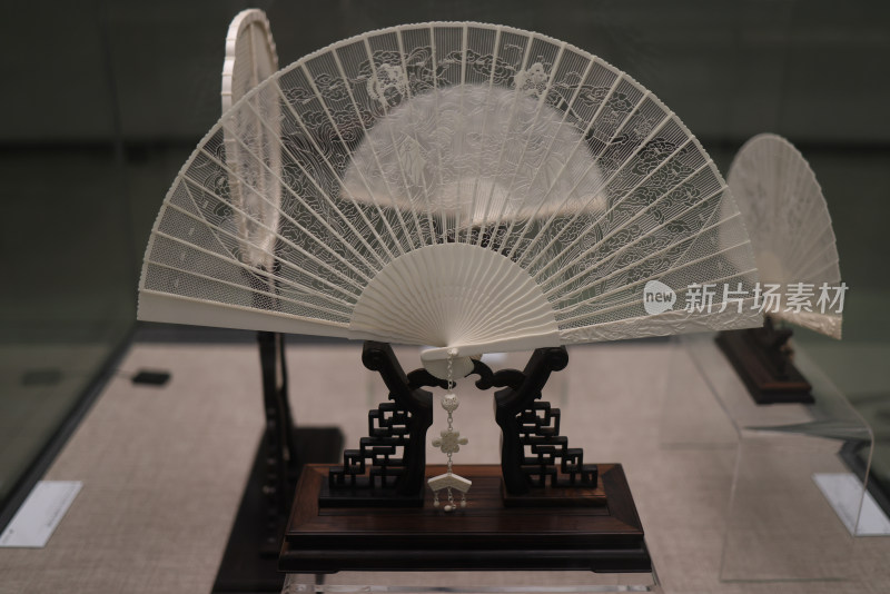中国扇博物馆展出的象牙折扇