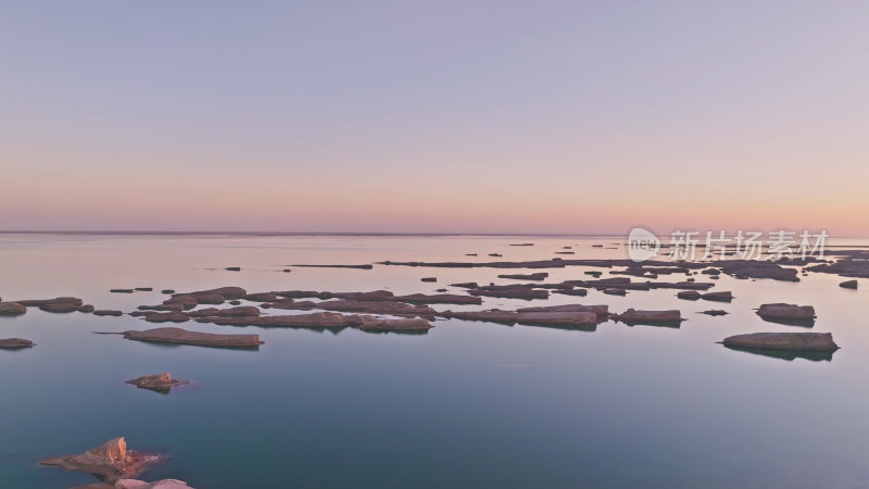 青海水上雅丹地貌航拍