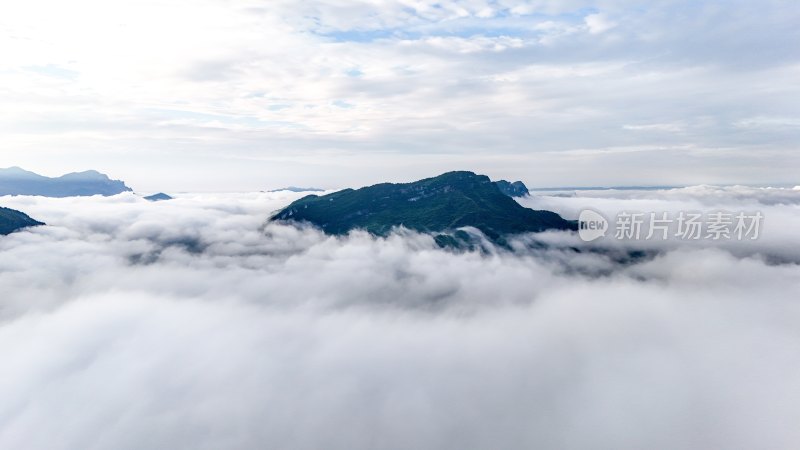 重庆酉阳：“睡佛”山下晨雾浓