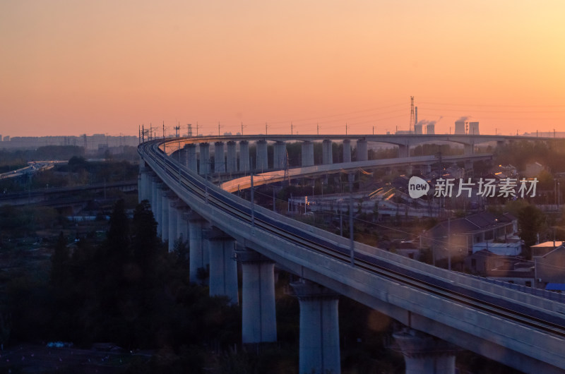 弯曲的高架桥梁