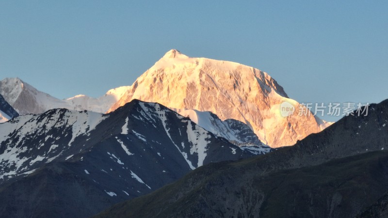 日照金山雪山