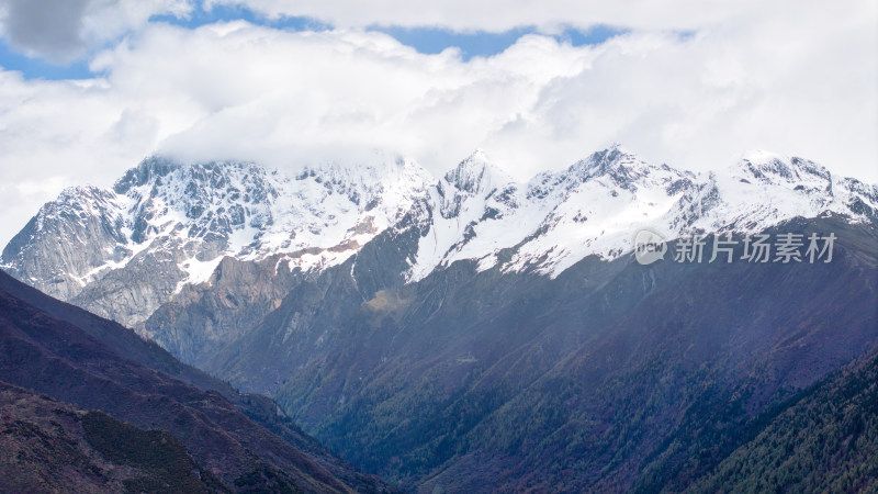 四川阿坝的地标雪山四姑娘山航拍