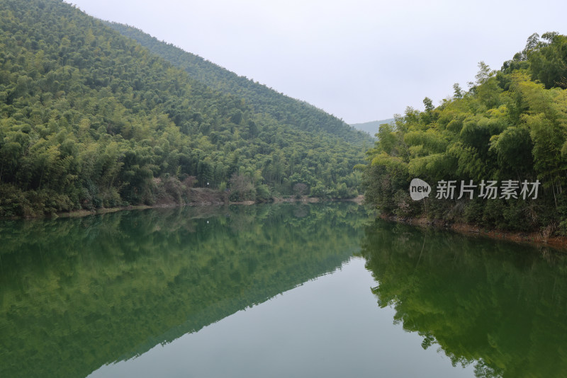 浙江湖州德清县上杨村静谧的湖光山色