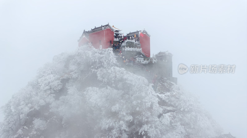 武当山金顶雪后游客排队上山游览