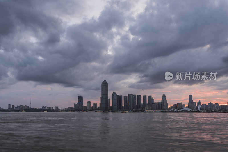 城市江畔的璀璨夜景全景