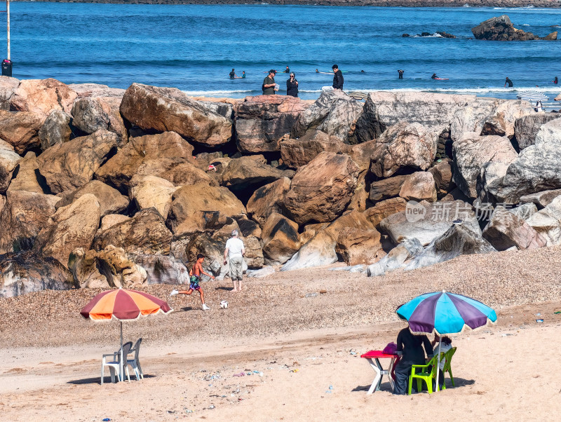 海滩上休闲活动的人群