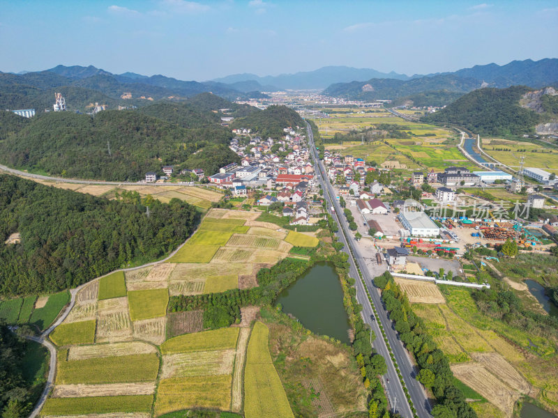 航拍青山乡村稻田风光