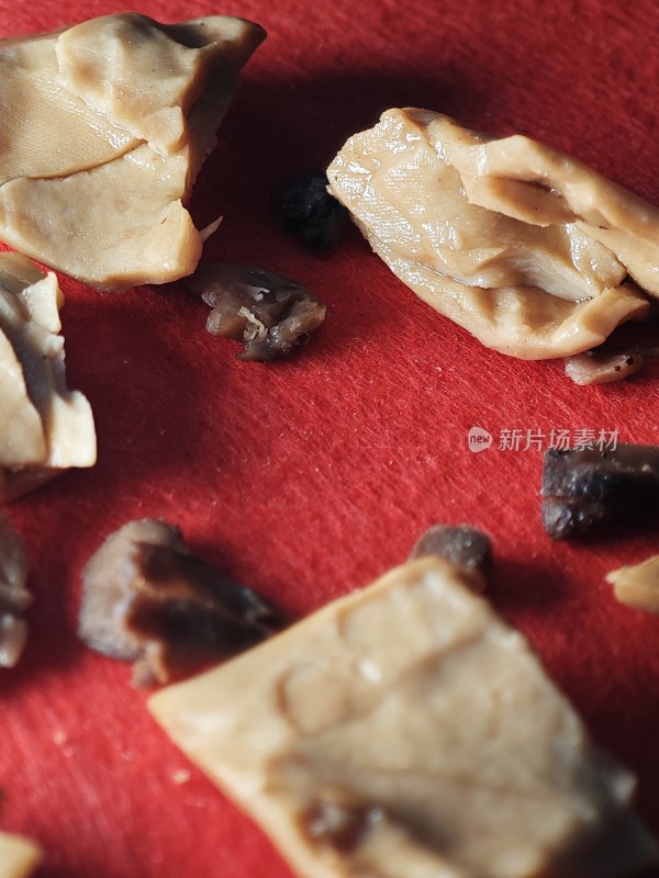 散落的块状豆干食物特写