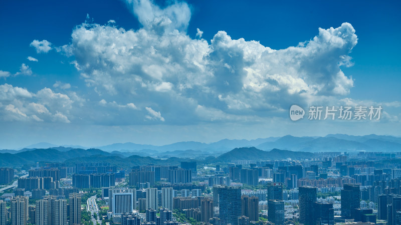 浙江杭州滨江的快速路和机场公路的城市风光