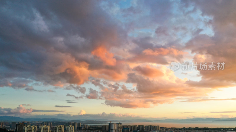 城市天际线下的夕阳余晖