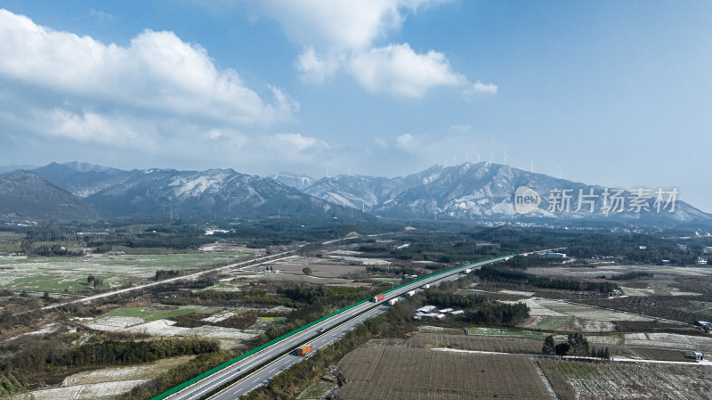 冬季桂林积雪的高山和田野上的高速公路