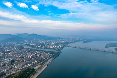 航拍湖北襄阳城市清晨风光