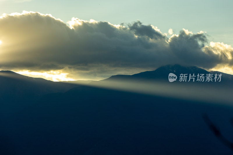 夕阳下的苍山和丁达尔光