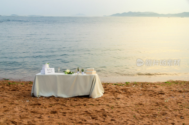 青岛太平角公园的海景，海边沙滩上的桌子