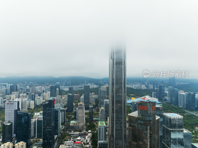 雾中俯瞰城市高楼林立的壮观景象