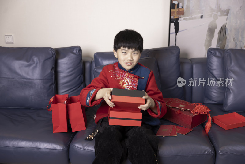 中国小男孩恭贺新年拜年新年礼物