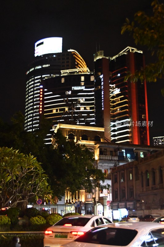 城市高楼夜景与街道车流