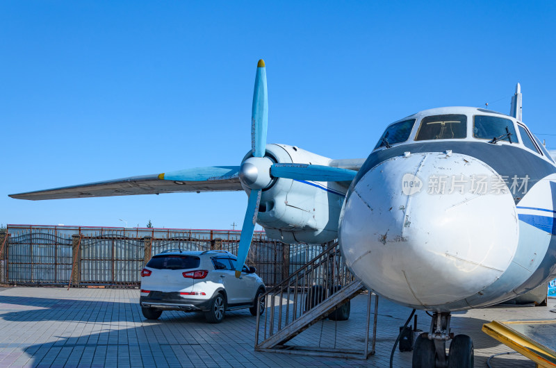 内蒙古呼伦贝尔满洲里国门景区老式飞机展示
