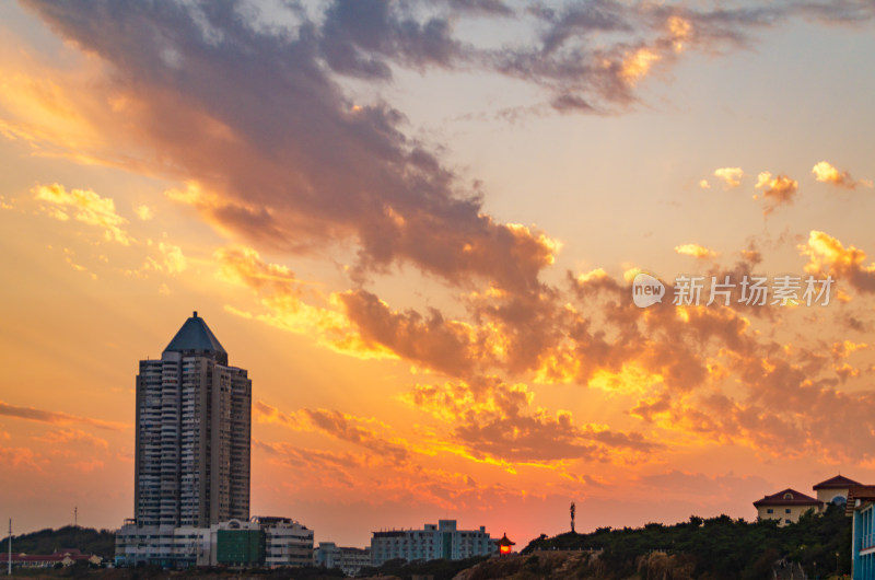 青岛第二海水浴场霞光，远处青岛东海大酒店