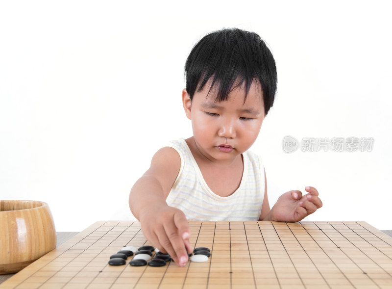 中国小女孩正在学习下围棋